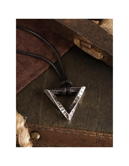 Collar de Runas Vikingas HAQUIL, Talisman Triangular Acero Inoxidable