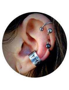 Pendiente de oreja personalizado con runas del Elder Futhark - Joyería vikinga en plata, aluminio o cobre