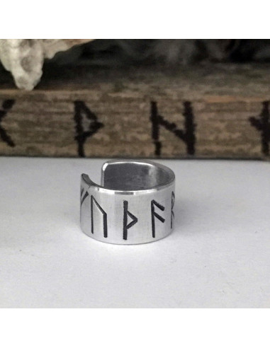 Pendiente de oreja personalizado con runas del Elder Futhark - Joyería vikinga en plata, aluminio o cobre