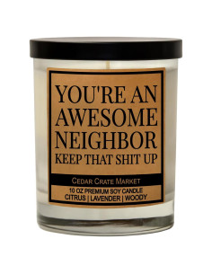 Vela Aromática de Soja Cedar Crate Market - Eres un Vecino Increíble - 382.7g