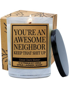 Vela Aromática de Soja Cedar Crate Market - Eres un Vecino Increíble - 382.7g 2