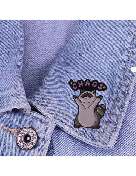 Broche de Mapache Kawaii con Letras 'CAOS' - Pin de Esmalte Unisex
