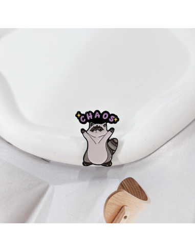 Broche de Mapache Kawaii con Letras 'CAOS' - Pin de Esmalte Unisex