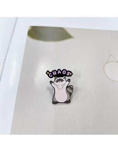 Broche de Mapache Kawaii con Letras 'CAOS' - Pin de Esmalte Unisex