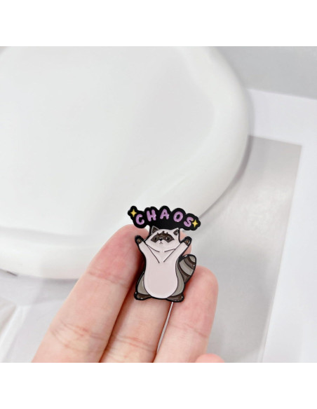 Broche de Mapache Kawaii con Letras 'CAOS' - Pin de Esmalte Unisex