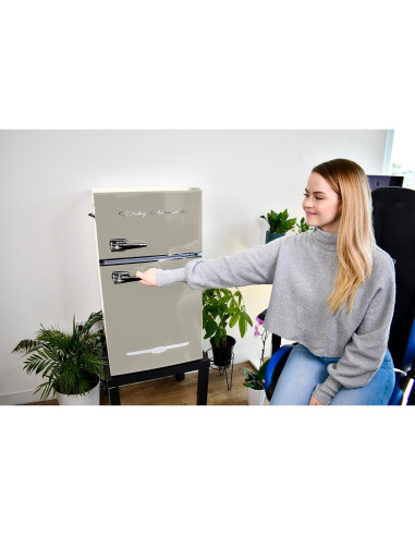 Frigidaire EFR840 Mini Nevera Retro 3.2 Pies Cúbicos Crema