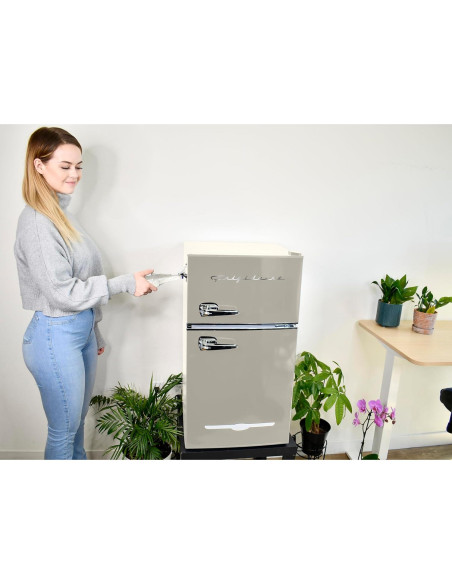 Frigidaire EFR840 Mini Nevera Retro 3.2 Pies Cúbicos Crema