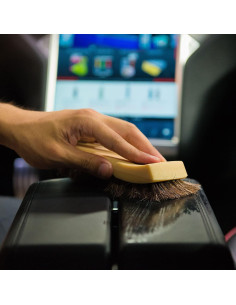 Paquete de limpieza de cuero Chemical Guys con cepillo y extractor 2