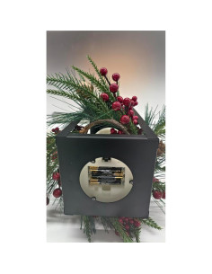 Farol de Navidad Bdor LED 39.88 cm con piñas y bayas rojas 2