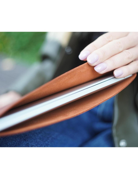 Funda de Cuero Genuino Aarte para MacBook 13" Vertical Cognaq