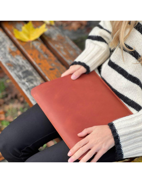 Funda de Cuero Genuino Aarte para MacBook 13" Vertical Cognaq
