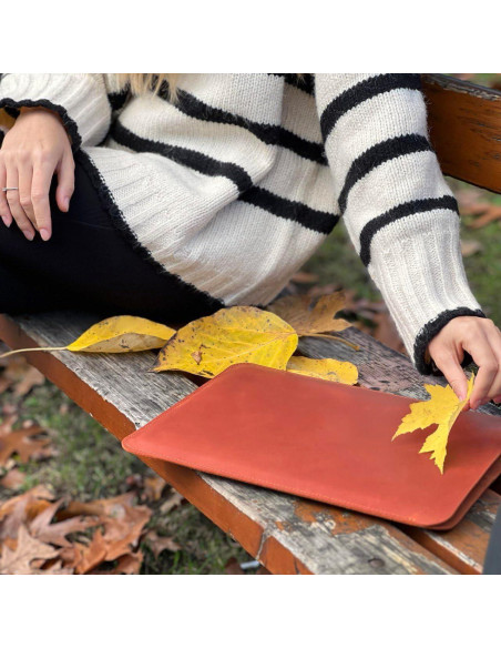 Funda de Cuero Genuino Aarte para MacBook 13" Vertical Cognaq