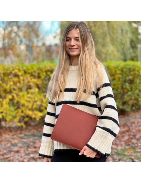 Funda de Cuero Genuino Aarte para MacBook 13" Vertical Cognaq