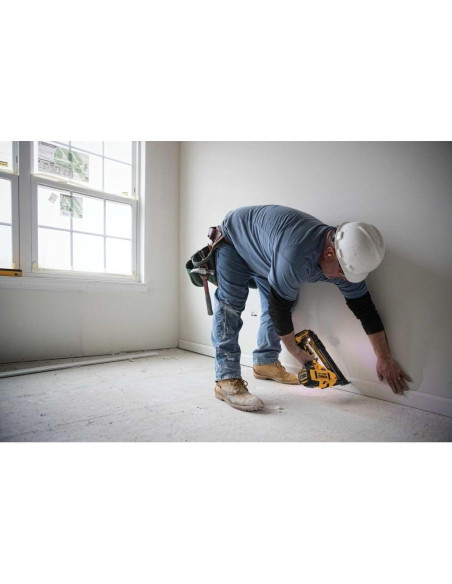 Clavadora de Acabado DEWALT 20V Angulada 15GA Batería