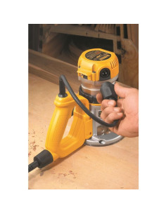 Router DEWALT DW618D 2.25 HP Velocidad Variable Mango D 2