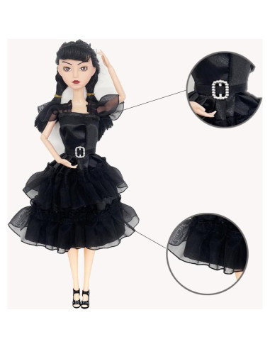 Muñeca Addams 29.21 cm con vestido negro y tacones altos