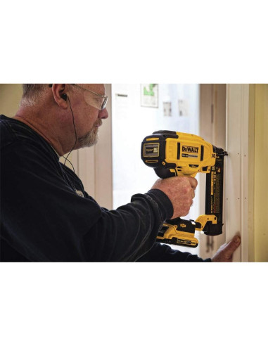 Clavadora de Brad Inalámbrica DEWALT 20V MAX DCN680D1 18GA