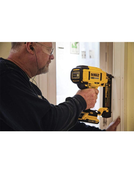Clavadora de Brad Inalámbrica DEWALT 20V MAX DCN680D1 18GA