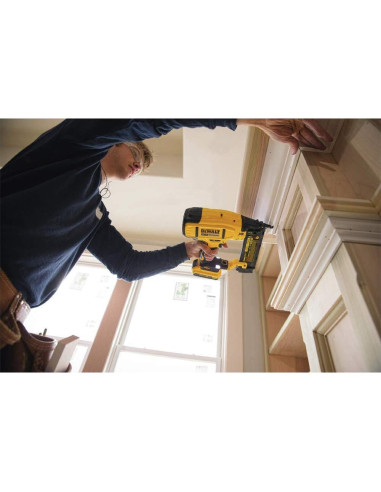 Clavadora de Brad Inalámbrica DEWALT 20V MAX DCN680D1 18GA
