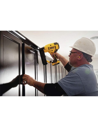 Clavadora de Brad Inalámbrica DEWALT 20V MAX DCN680D1 18GA
