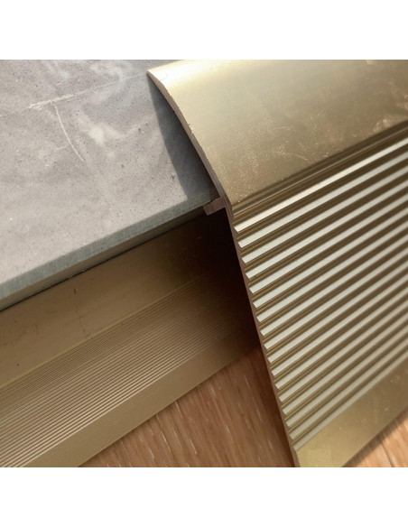 Tira de transición de suelo Dntum 90cm dorada aluminio