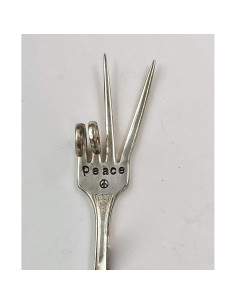 Marcador de Plantas Hecho a Mano - Tenedor Reciclado con Signo de Paz 2