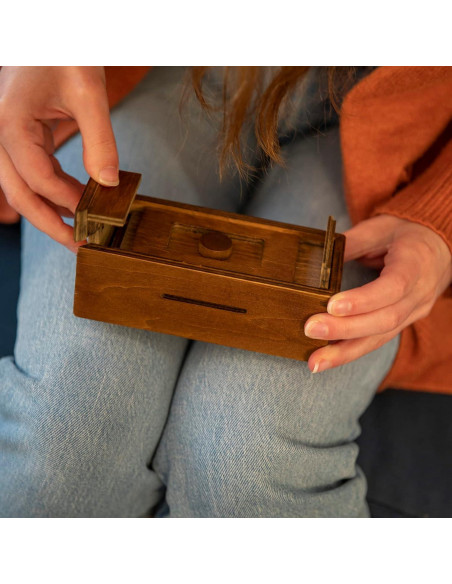 Caja Puzzle Secreta de Madera - Bits and Pieces - 14.92x6.35 cm
