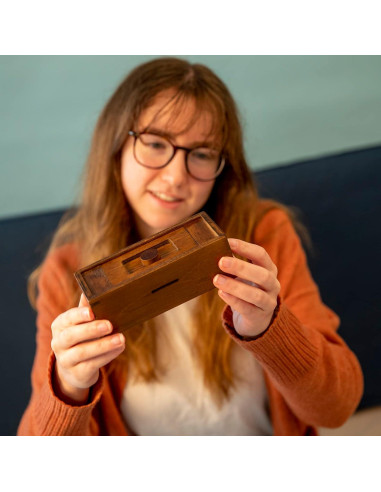 Caja Puzzle Secreta de Madera - Bits and Pieces - 14.92x6.35 cm