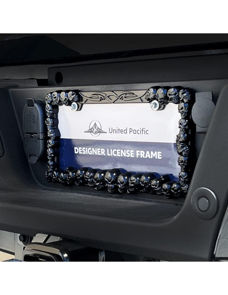 Marco de Placa de Licencia Calavera Negra United Pacific 17.3x33.4cm